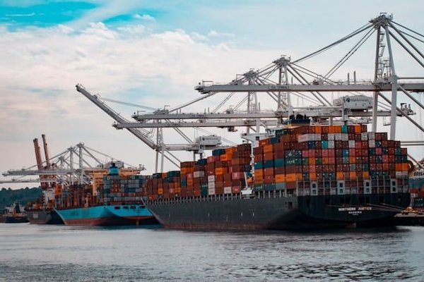 Quelles méthodes pour évaluer et renforcer la sécurité des infrastructures critiques dans le secteur de la navigation maritime ?